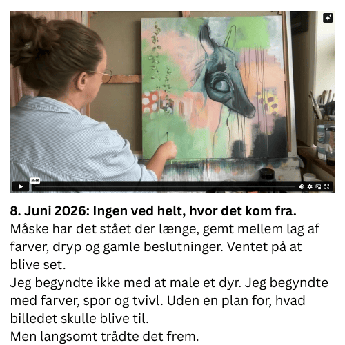 M&aring;ske har det st&aring;et der l&aelig;nge, gemt mellem lag af farver, dryp og gamle beslutninger. Ventet p&aring; at blive set.  Jeg begyndte ikke med at male et dyr. Jeg begyndte med farver, spor og tvivl. Uden en plan for, hvad billedet skulle blive til.  Men langsomt tr&aring;dte det frem. Som om det hele tiden havde v&aelig;ret der og bare ventet p&aring; det rette &oslash;jeblik.  Det m&aelig;rkelige er, at det ofte sker s&aring;dan.  N&aring;r vi holder op med at lede efter det rigtige motiv. N&aring;r vi slipper behovet for at kontrollere hvert eneste skridt. N&aring;r vi lytter lidt mere og styrer lidt mindre.